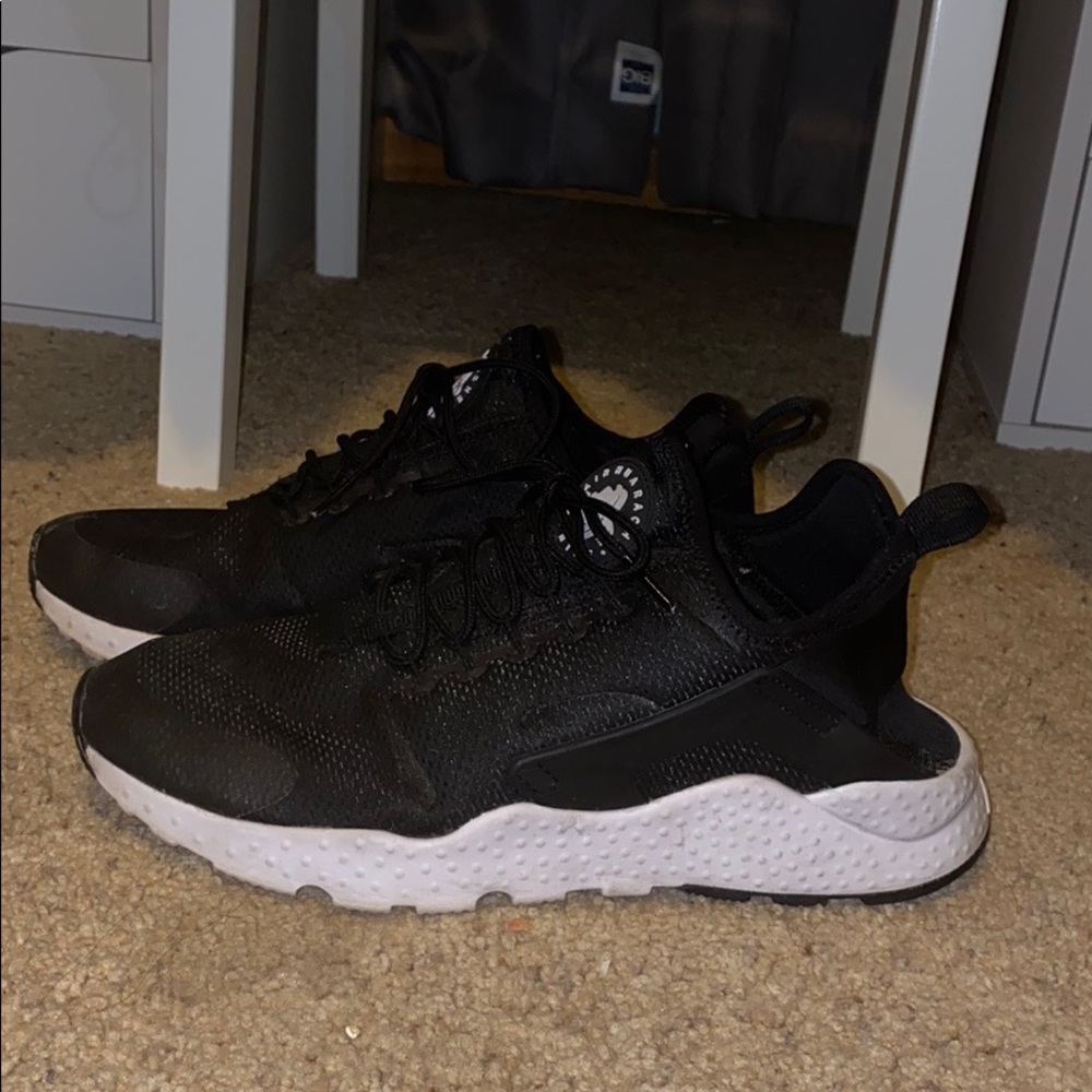 Women’s nike huaraches PRICE NEGOTIABLE
